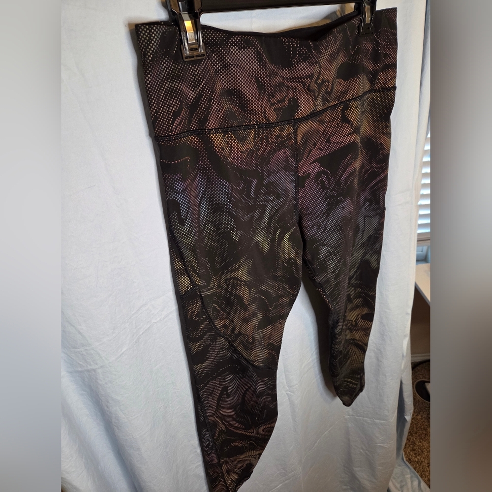 G384. Athleta Lightning Reflective 7/8 Tight in Swirl Reflective Black - Size L - Picture 4 of 12